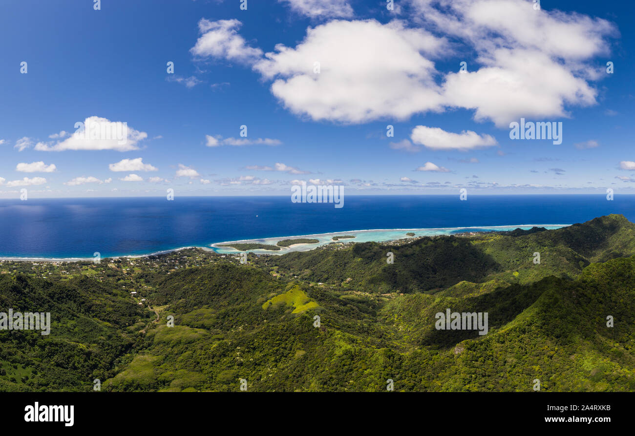 Vue aérienne de la montagne couverte de jungle dans l'intérieur de l'île de Rarotonga dans l'île de cuisiniers dans l'océan Pacifique Banque D'Images