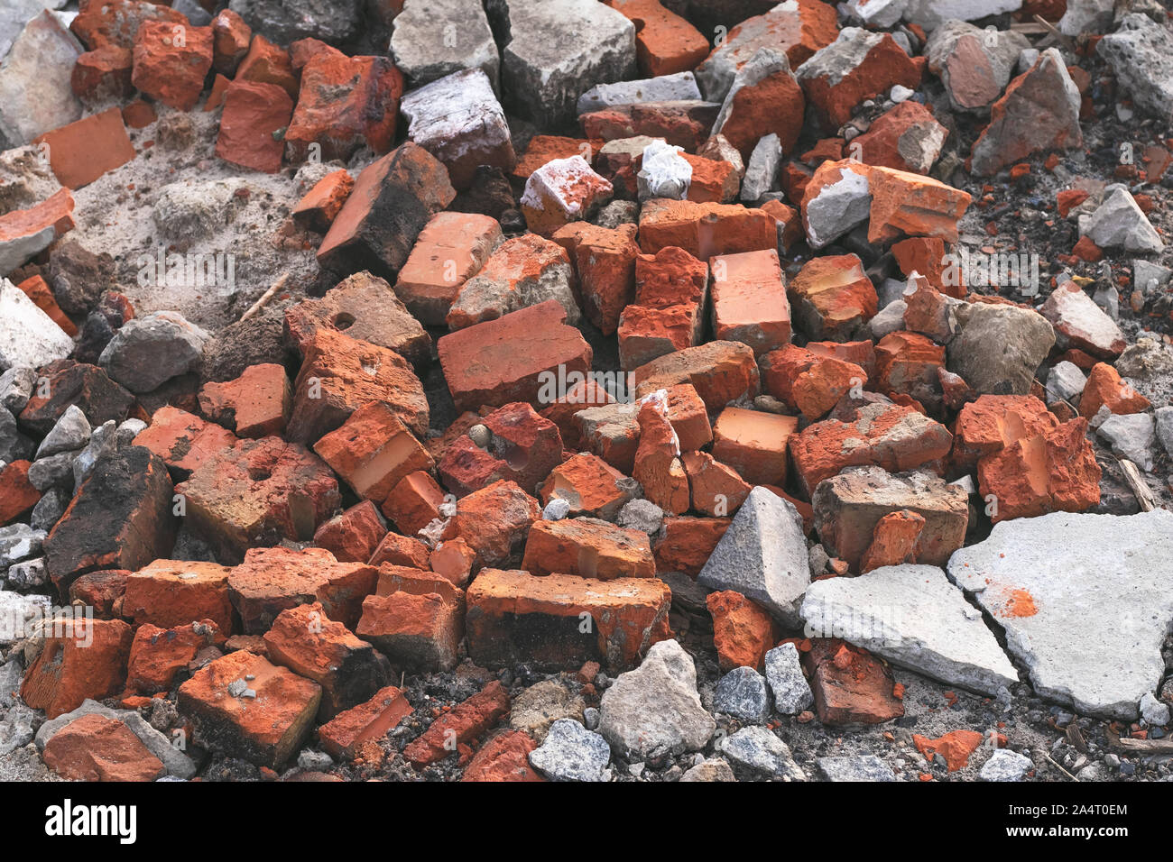 Tas de briques rouges. La destruction, la texture de la pierre cassée, vieille ruine. Les débris. Banque D'Images
