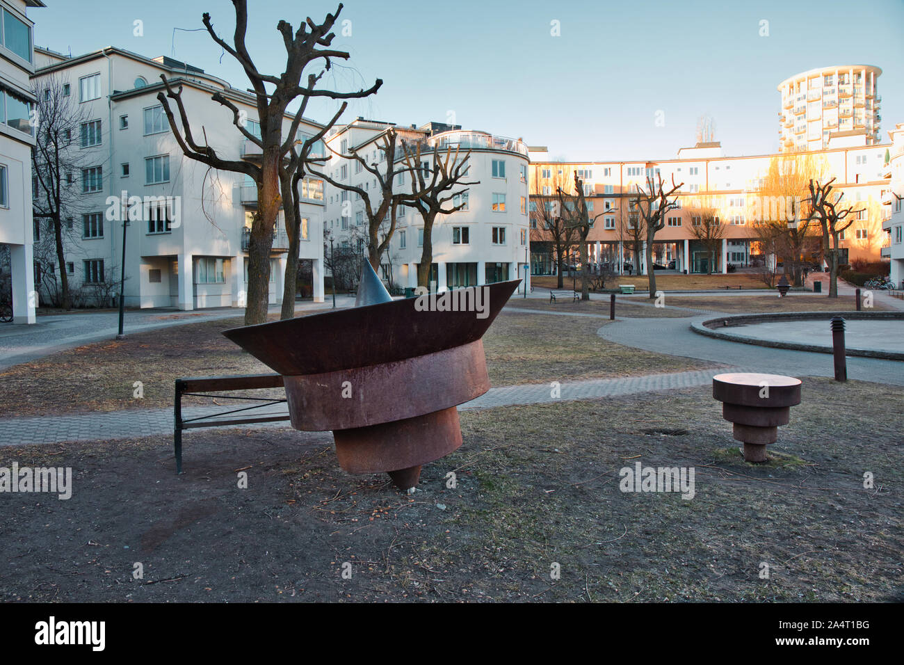 Parc circulaire dans le quartier résidentiel de Gardet avec la tour Svea immeuble circulaire d'appartements de luxe dans l'arrière-plan, Gardet, Stockholm, Suède Banque D'Images