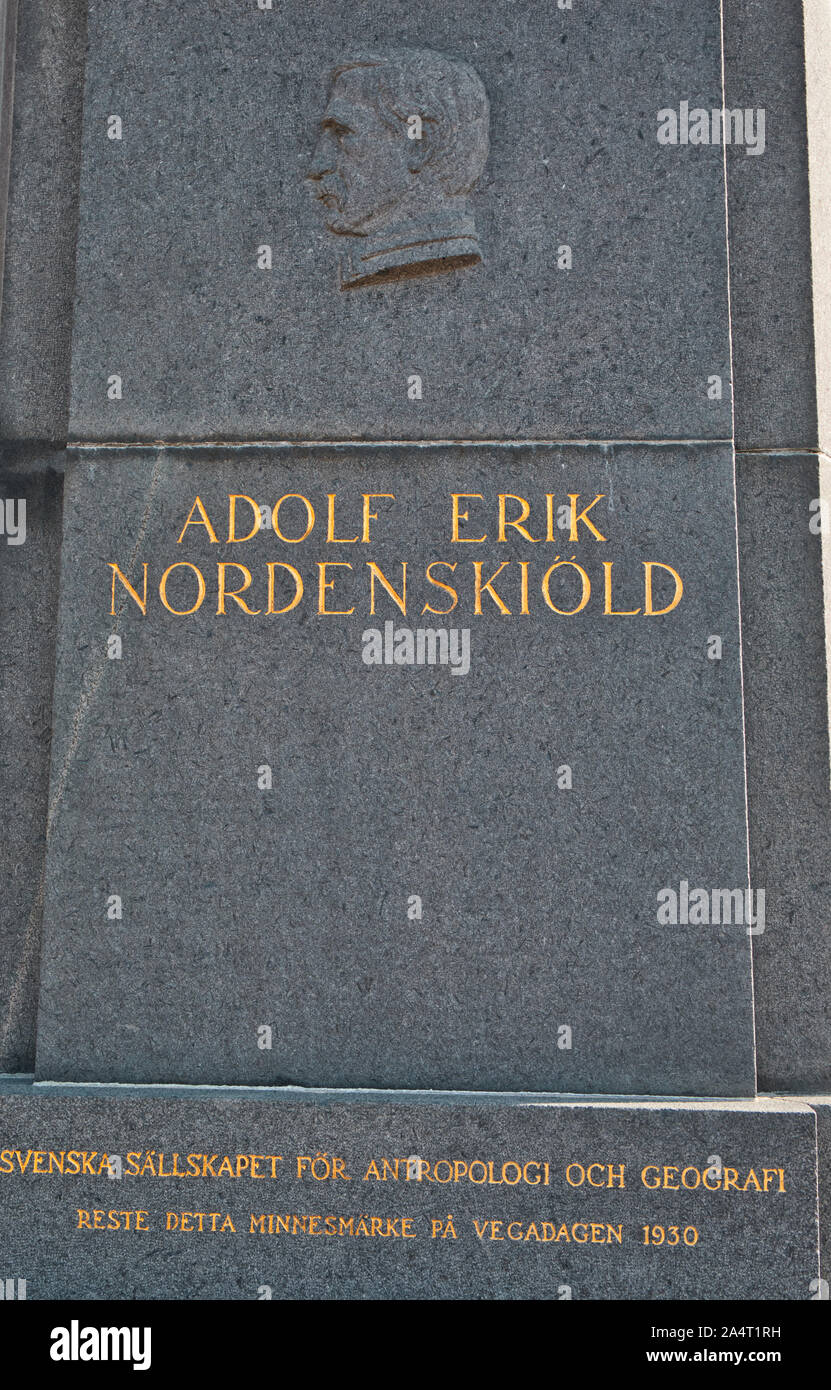 Nom et sculpture d'explorateur de l'Arctique Adolf Erik Nordenskiold, sur le monument à l'expédition Vega Frescati, Stockholm, Suède Banque D'Images