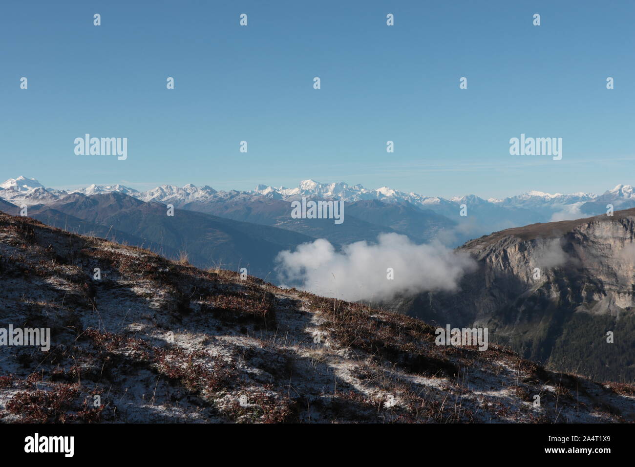 Montagnes couvertes de neige dans le canton du Valais, Suisse. Panorama alpin. Mont Blanc. Torrent, Loèche-les-Bains. Banque D'Images
