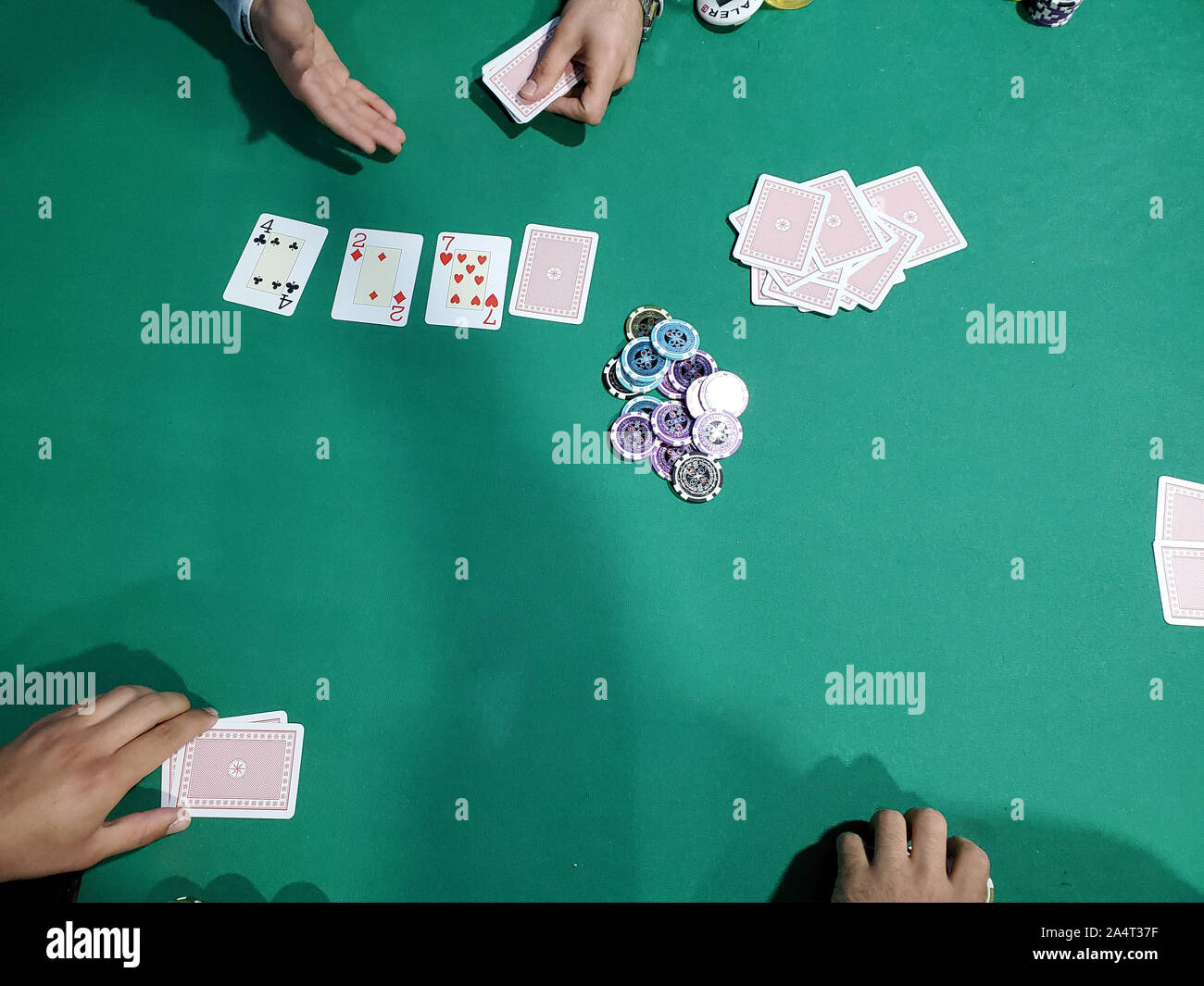Jeu de poker joueurs en tournoi, les gens sur le tableau Vue de dessus Banque D'Images