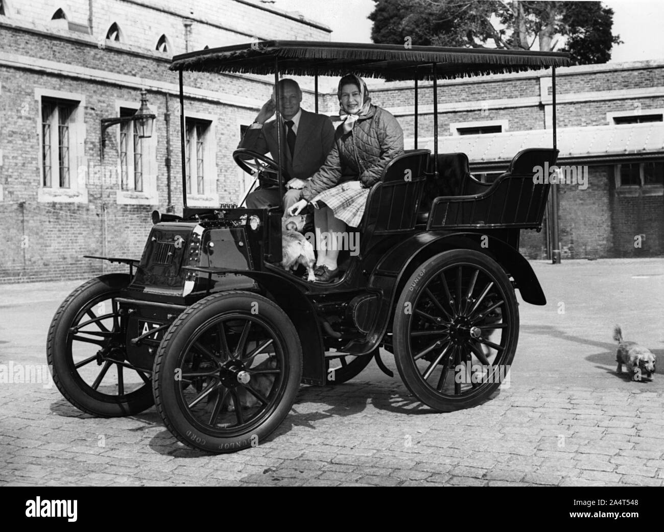 1900 Daimler Royal, avec S.A.R. la reine Elizabeth avec Lord Montagu en 1977. Banque D'Images