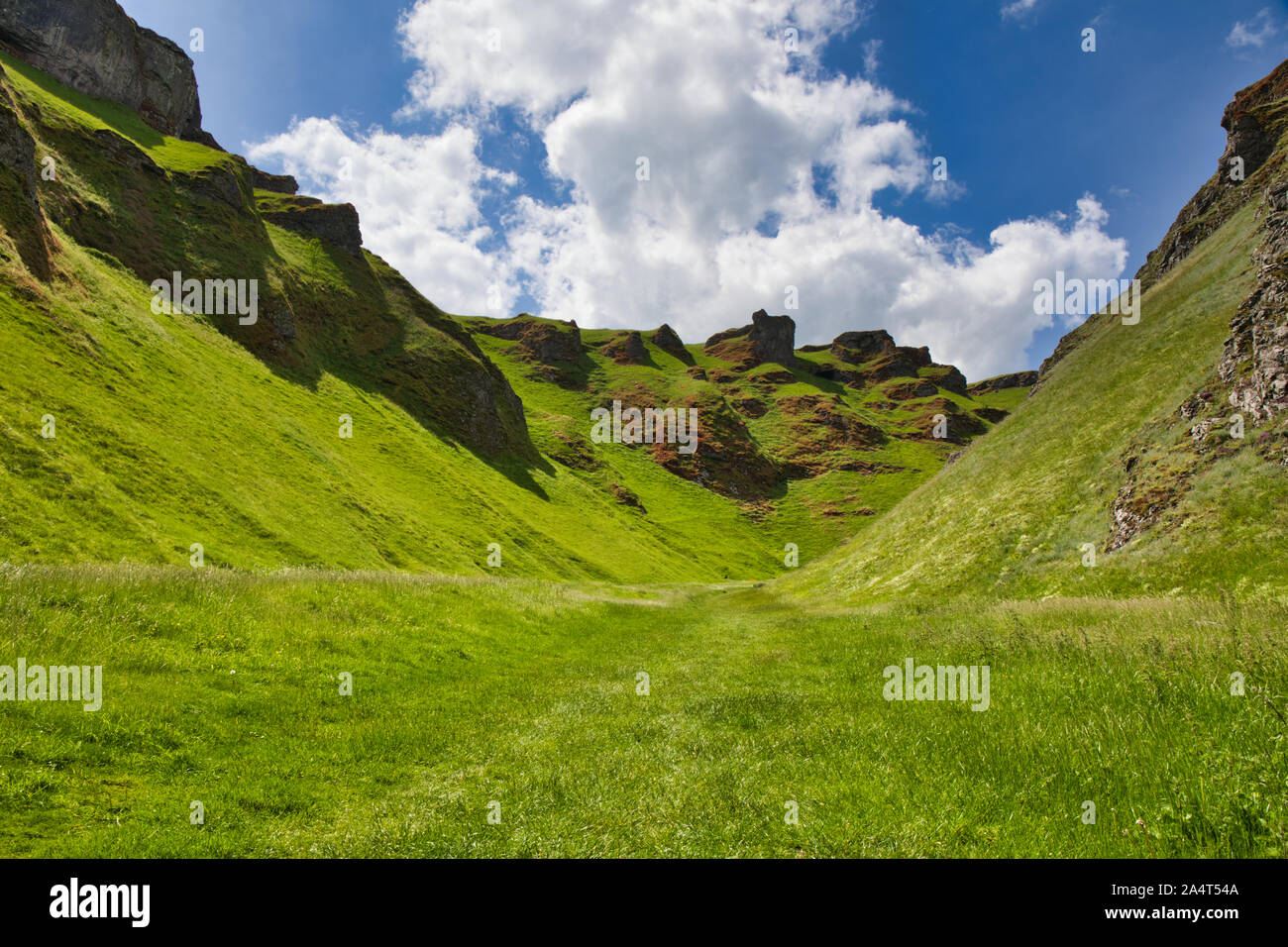 Winnats Pass une étroite gorge de calcaire abrupte dans le Peak District, Derbyshire, Angleterre Banque D'Images