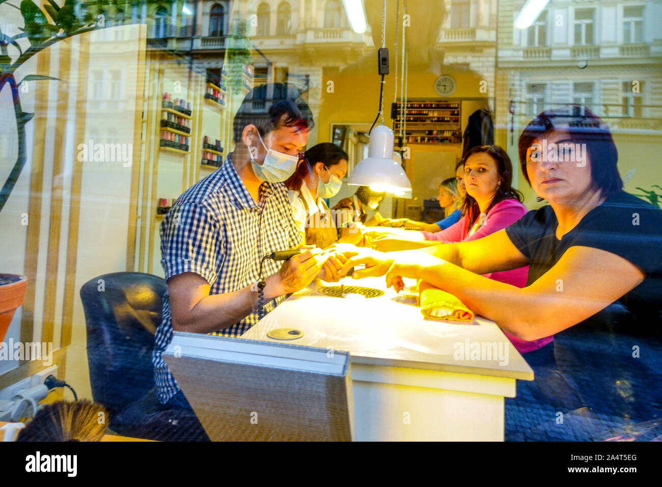 Femmes dans Nails Saloon, vue sur la rue Prague travailleur asiatique vie quotidienne Banque D'Images
