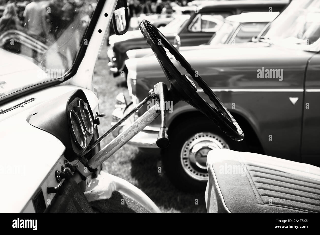 Image en noir et blanc du volant et de l'intérieur d'une voiture classique, Nottingham Transport Festival, Autokarna 2019, Wolaton Park, Nottingham, Angleterre Banque D'Images