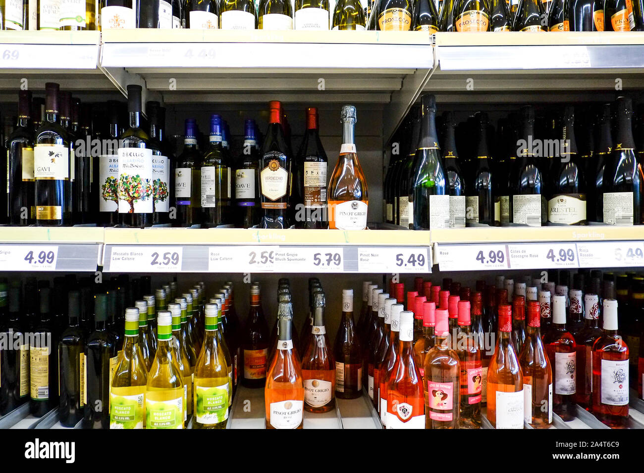 Des bouteilles de vin à la vente et en exposition dans un supermarché Lidl. Banque D'Images