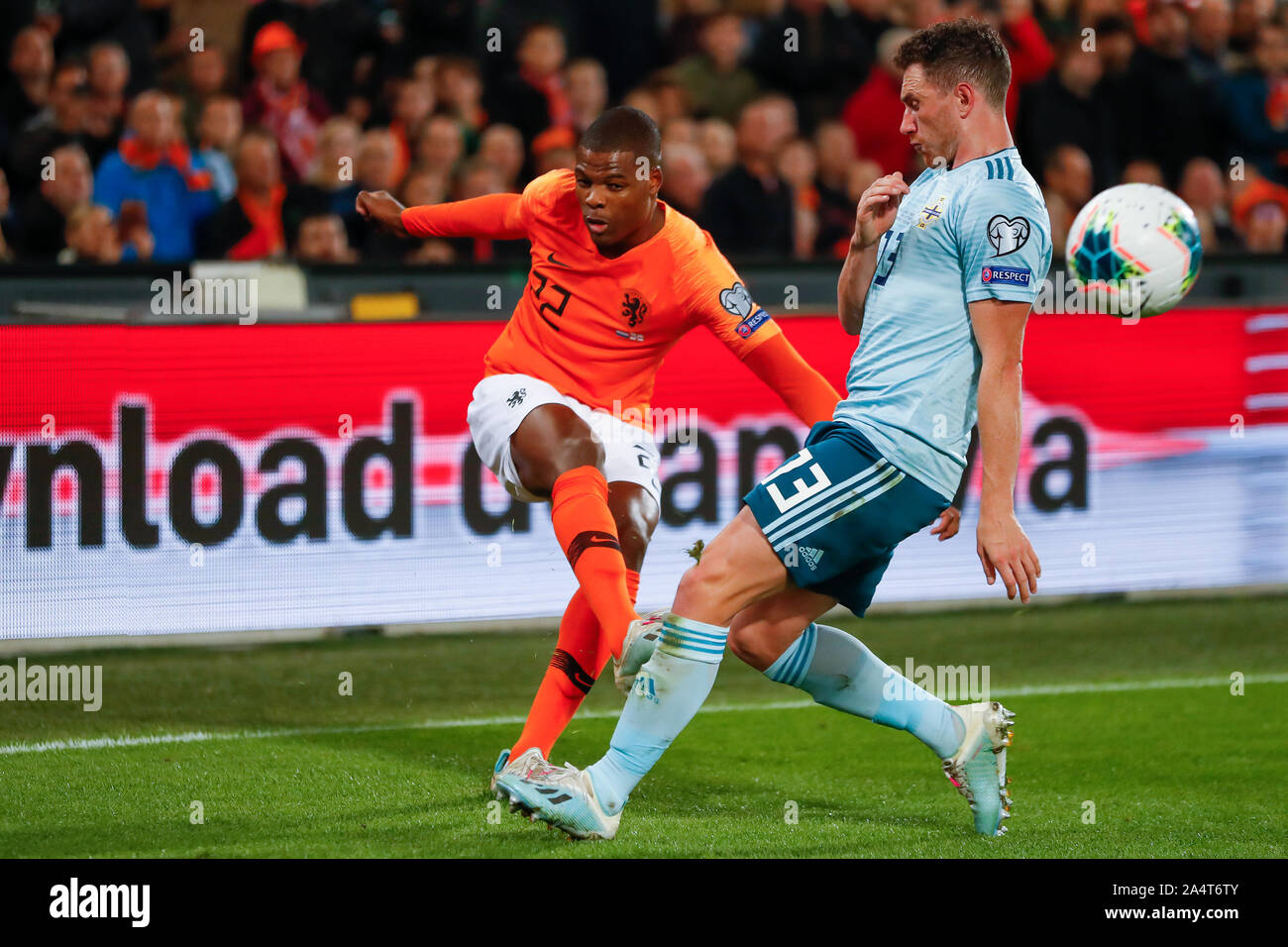 10 octobre 2019 Rotterdam, pays-Bas Soccer qualification européenne Match pays-Bas contre Irlande du Nord Kwalificatieronde EK 2020 Denzel Dumfries des pays-Bas, Corry Evans d'Irlande du Nord Banque D'Images