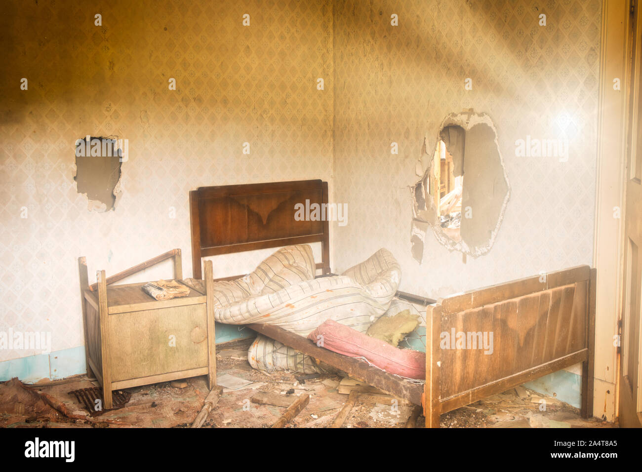 La lumière du soleil dans l'inondation de la chambre abandonnée croft avec le trou dans le mur, à l'île de Lewis et Harris, Hébrides extérieures, en Écosse Banque D'Images