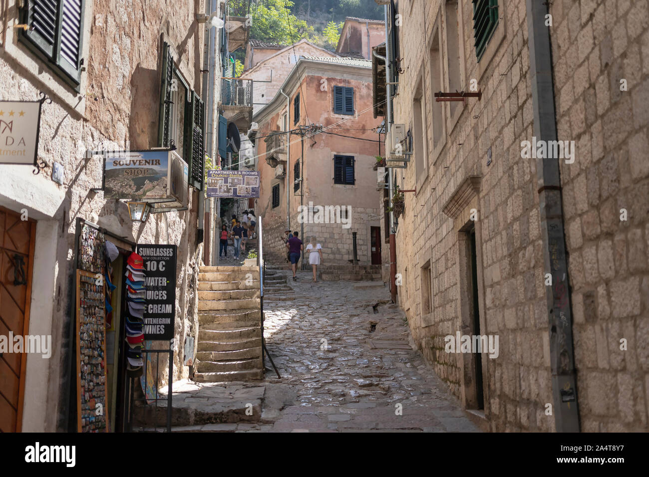 Monténégro - une vue d'une étroite rue pavée typique de la vieille ville de Kotor Banque D'Images