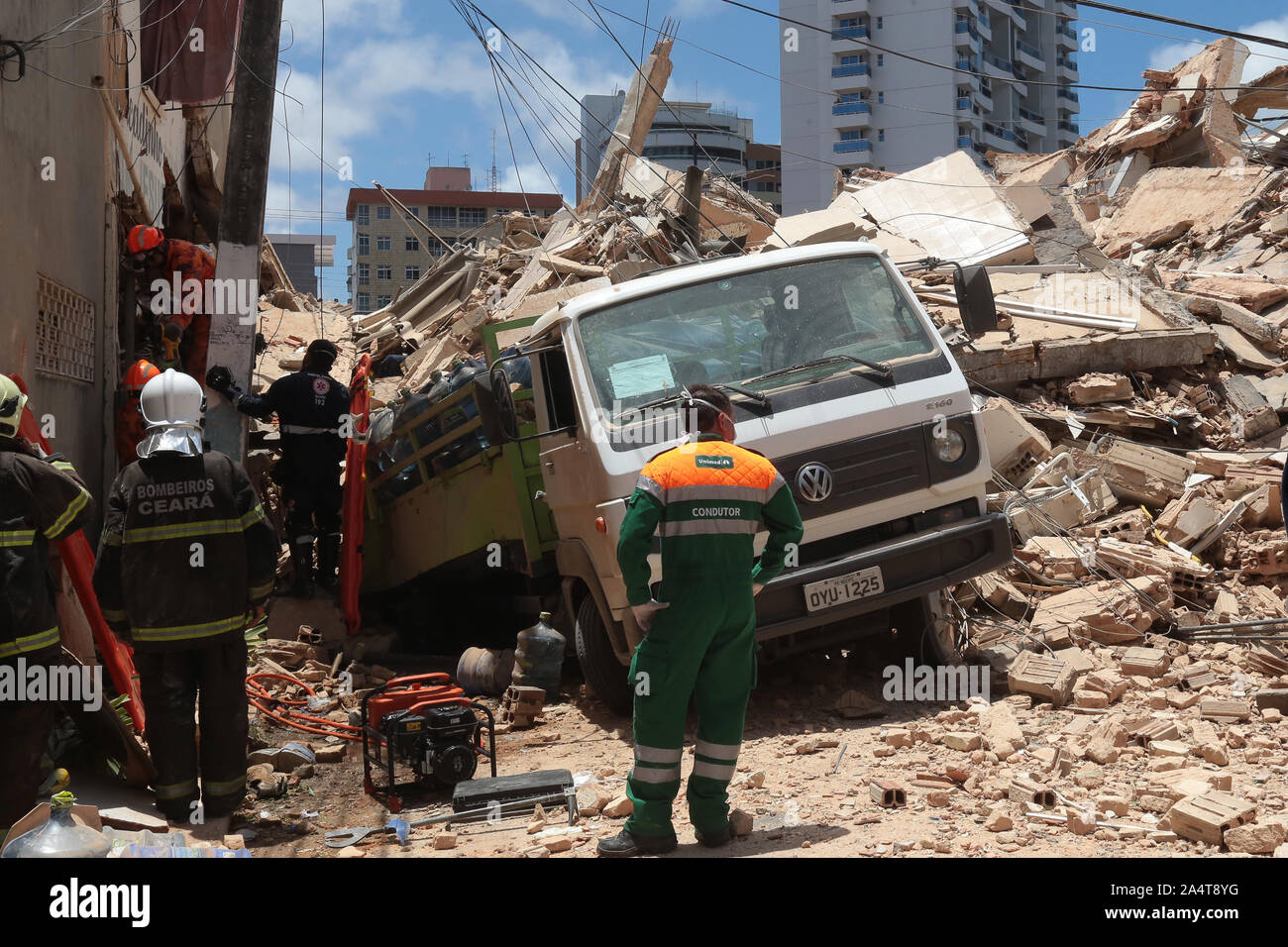 Fortaleza, Brésil. 15 Oct, 2019. Les sauveteurs chercher des survivants dans les décombres du bâtiment sur Andrea Tiburcio Cavalcante Street à Fortaleza, Brésil, le 15 octobre 2019. Le bâtiment qui s'est effondré mardi matin à Fortaleza, dans le nord-est du Brésil, s'est révélé être un avec irrégulière aucune construction environnementale, a déclaré que le gouvernement de la ville. Le commandant des pompiers Cleyton Bezerra a dit plus tôt que 10 survivants ont été trouvés ainsi qu'un corps non identifiés, et neuf autres sont toujours portés disparus. Les pompiers sont toujours à la recherche des survivants des décombres. Source : Xinhua/Alamy Live News Banque D'Images