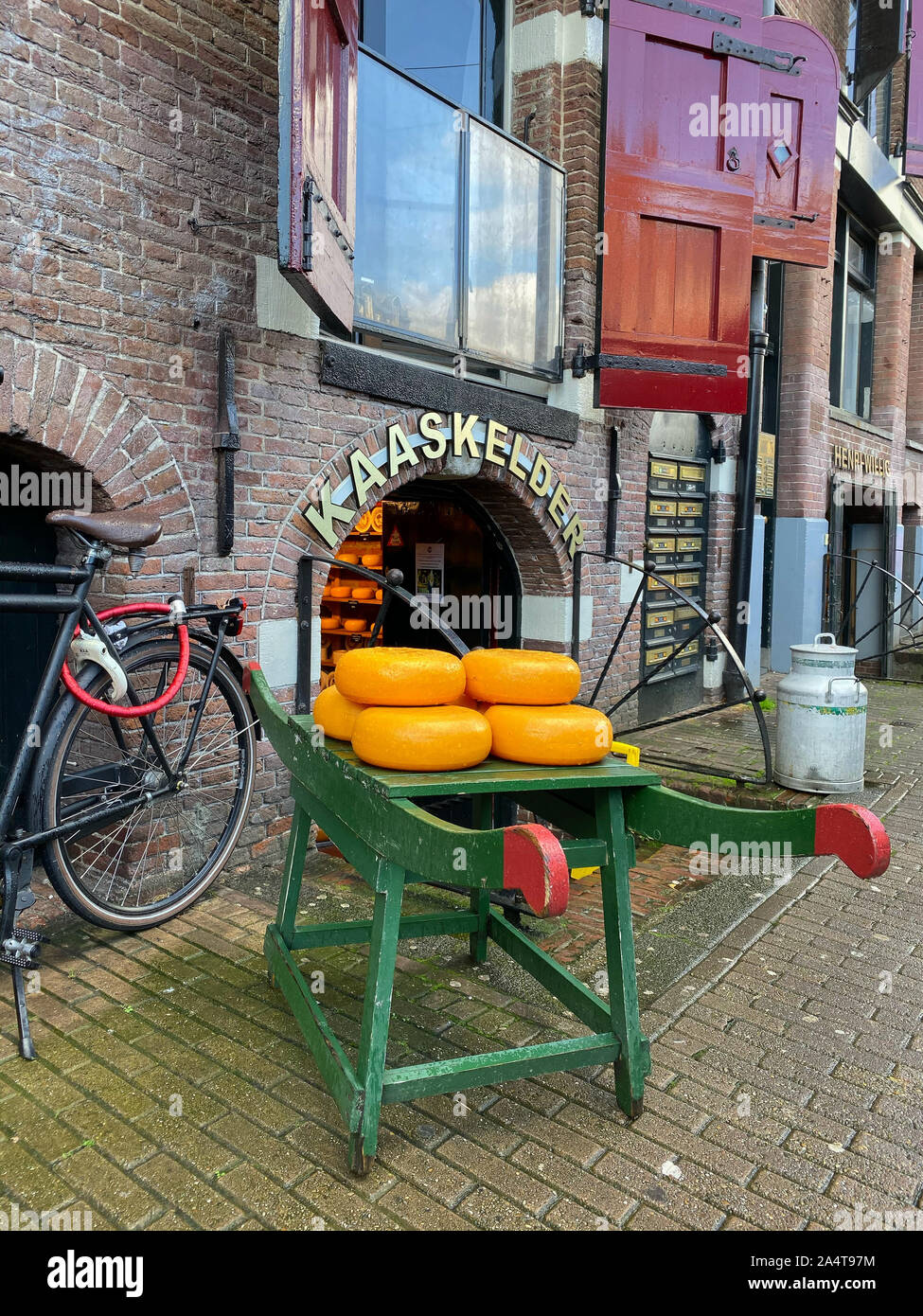 Amsterdam, Pays-Bas - Octobre 2,2019 : Henri Willig cheese shop. Depuis plus de 40 ans, Henri Willig fabrique des fromages traditionnels dans son propre c Banque D'Images