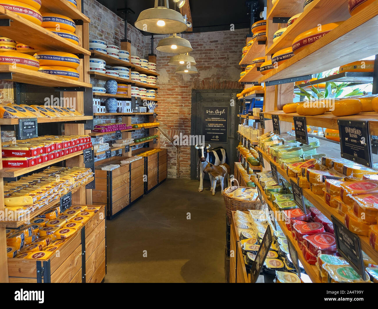 Amsterdam, Pays-Bas - Octobre 2,2019 : à l'Amsterdam Cheese Company c'est notre mission de sélectionner soigneusement les meilleurs fromages néerlandais. Banque D'Images