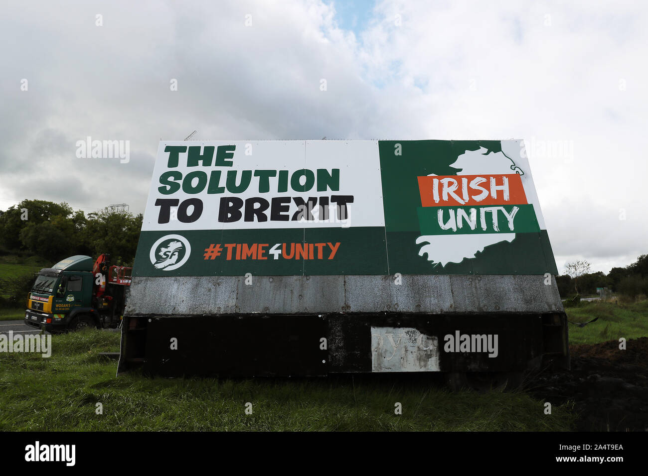Le Sinn Fein propose une affiche de l'unité irlandaise comme solution à Brexit sur la N3 route à l'extérieur Co. Cavan près de la frontière avec l'Irlande du Nord. Banque D'Images