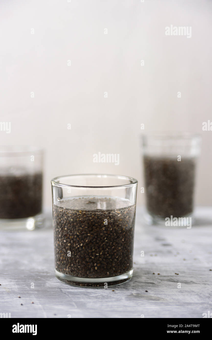 Graines de chia faisant de l'eau. Detox boisson saine avec sa texture gel Banque D'Images