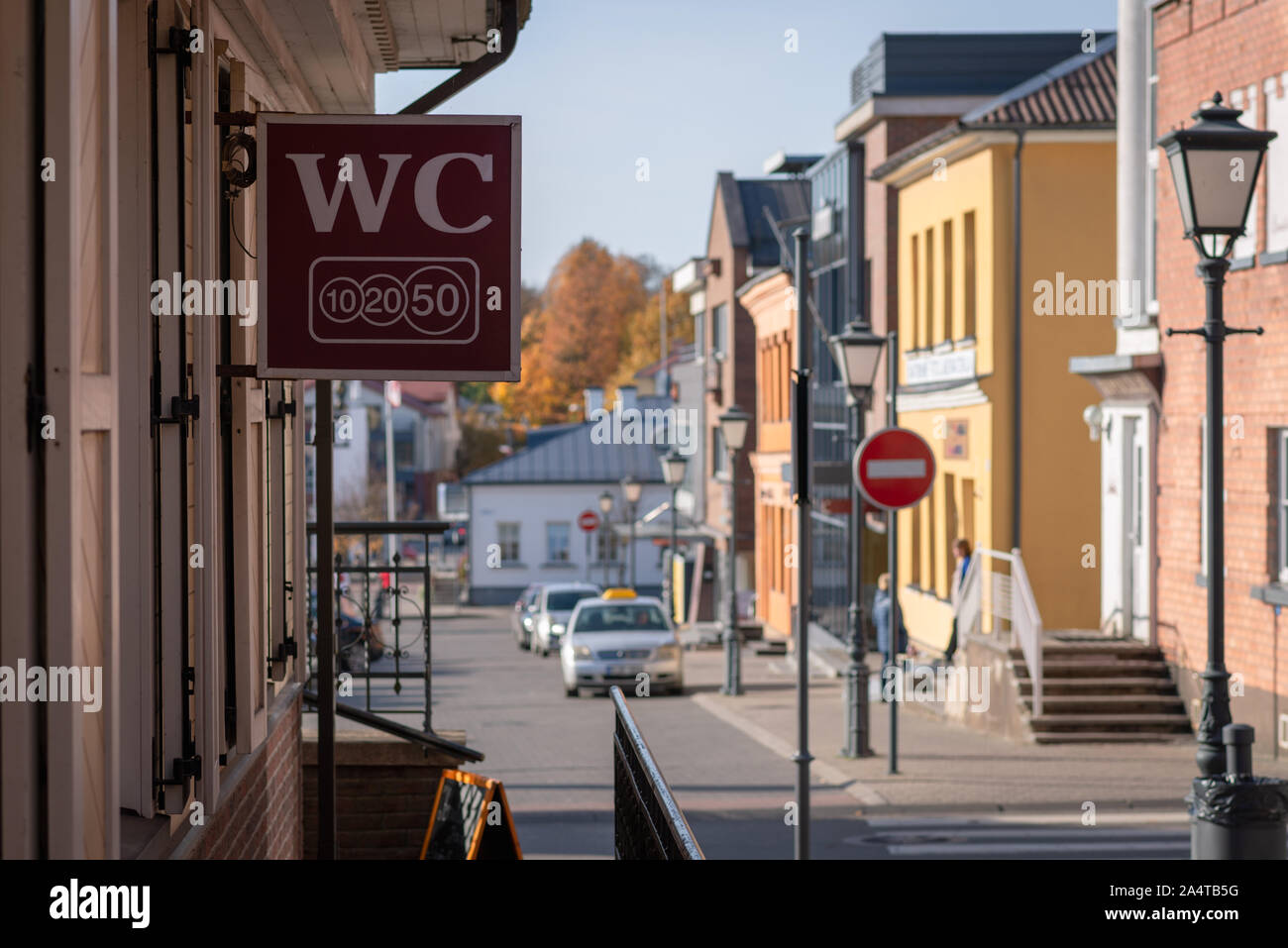 Park City, la Lituanie- Octobre 15, 2019 : station de ski célèbre ville de Vilnius en été avec le centre-ville historique de construction et les voitures colorées Banque D'Images