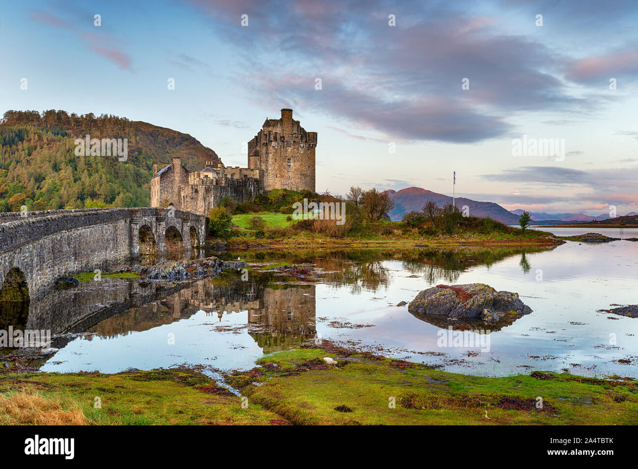 Lever du soleil sur le château d'Eilean Donan dans les Highlands d'Ecosse Banque D'Images