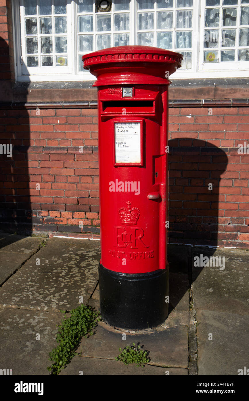 Bureau de poste rouge postbox Port Sunlight England UK Banque D'Images