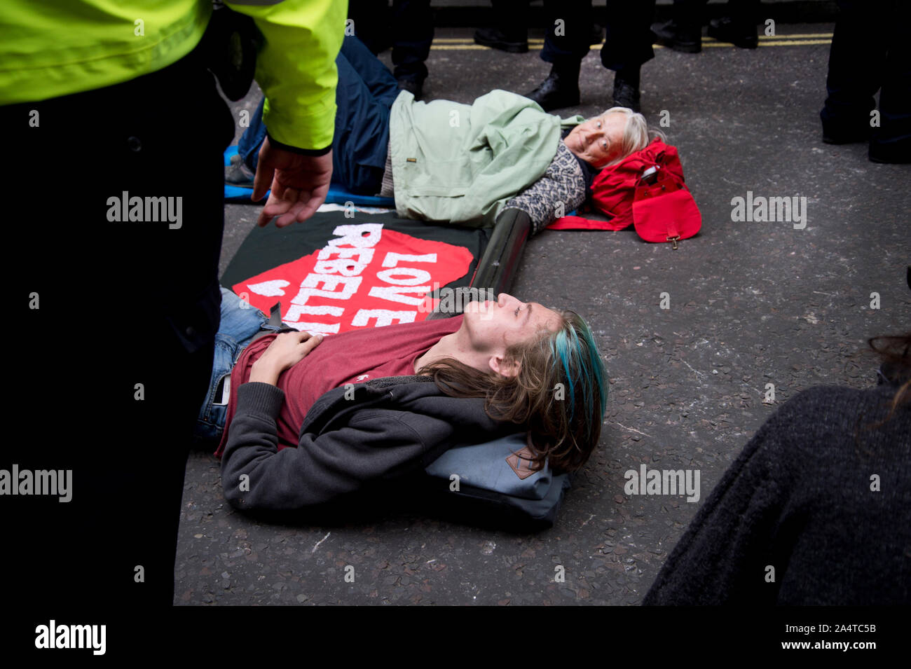 Extinction de la rébellion, Londres, 10 octobre 2019. Trafalgar Square. Verrouillé sur-militants. Banque D'Images