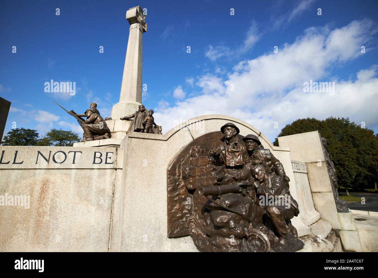 Mitrailleur infanterie plaque relief en bronze du groupe sur le monument aux morts dans le centre de Port Sunlight England UK Banque D'Images