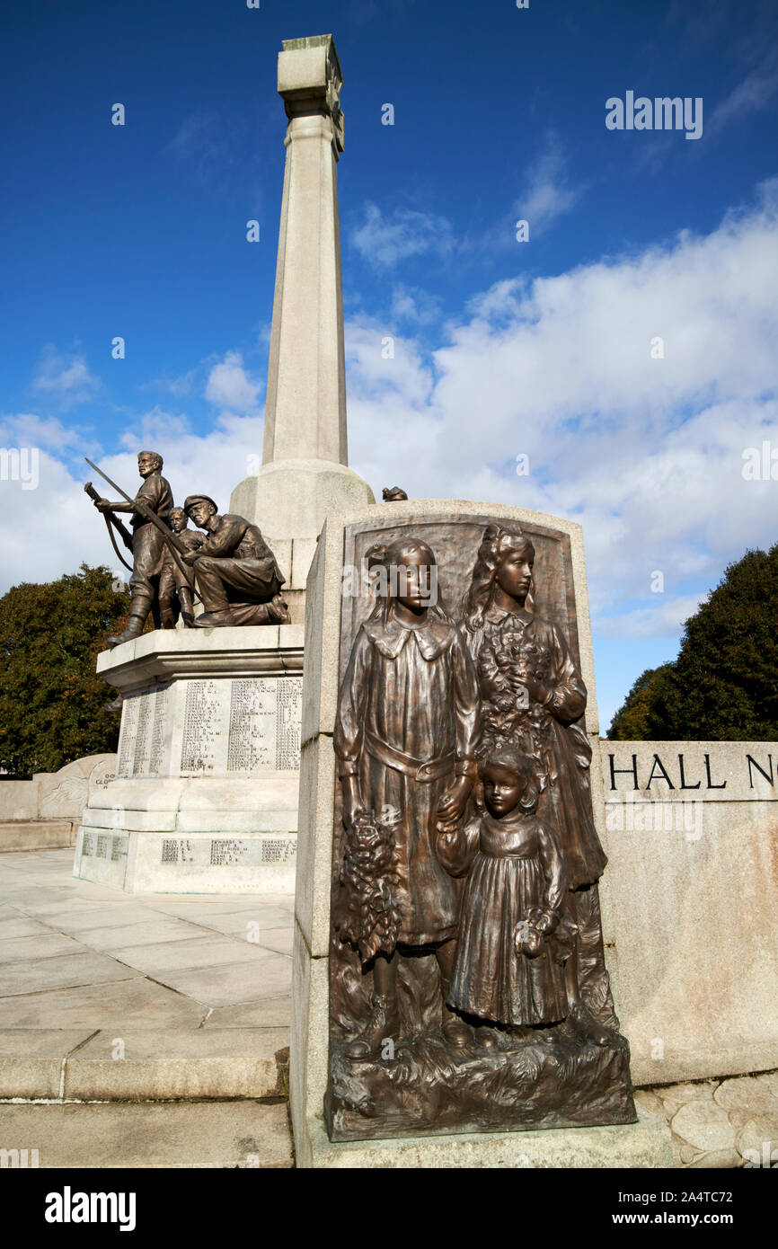 Les jeunes filles et des guirlandes de bronze plaque sur le monument commémoratif de guerre dans le centre de Port Sunlight England UK Banque D'Images