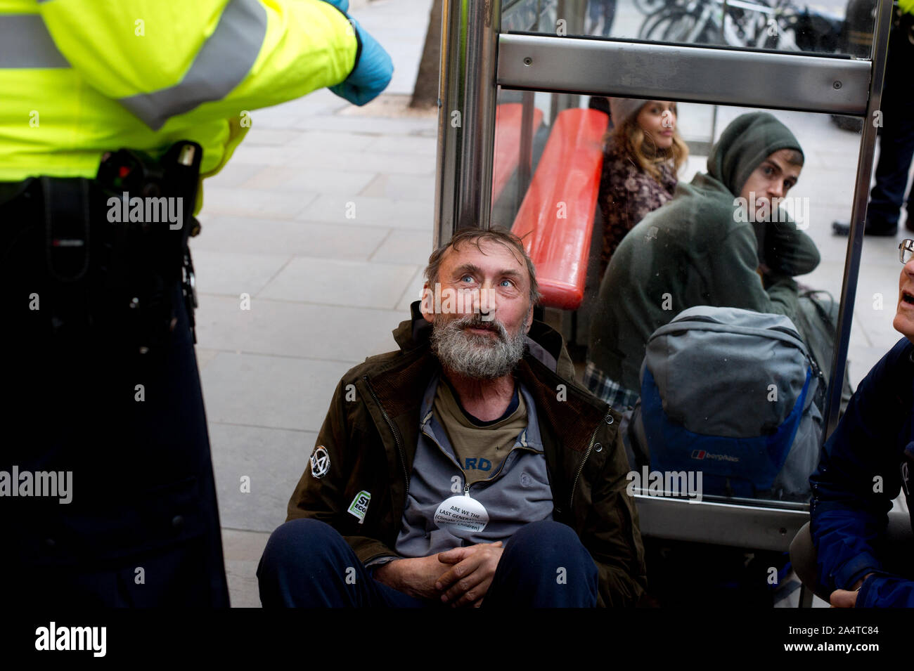 Extinction de la rébellion, Londres, 10 octobre 2019. Trafalgar Square. Militants Arrsted attendre dans un abri bus avant d'être prises pour les cellules de police. Banque D'Images