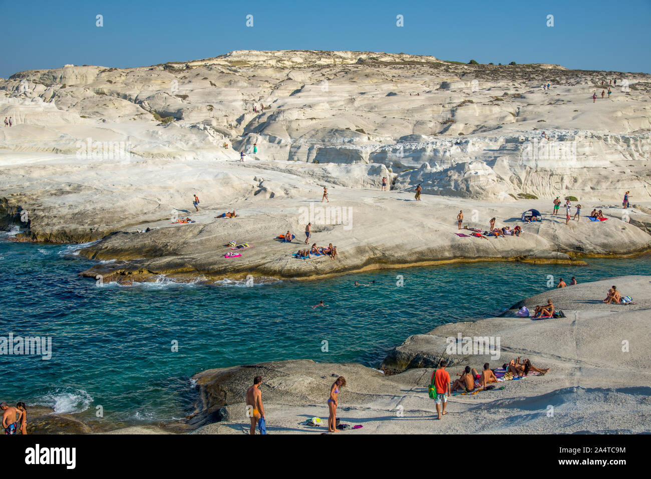Les falaises en grès blanc à plage de Sarakiniko à Milos en Grèce Banque D'Images