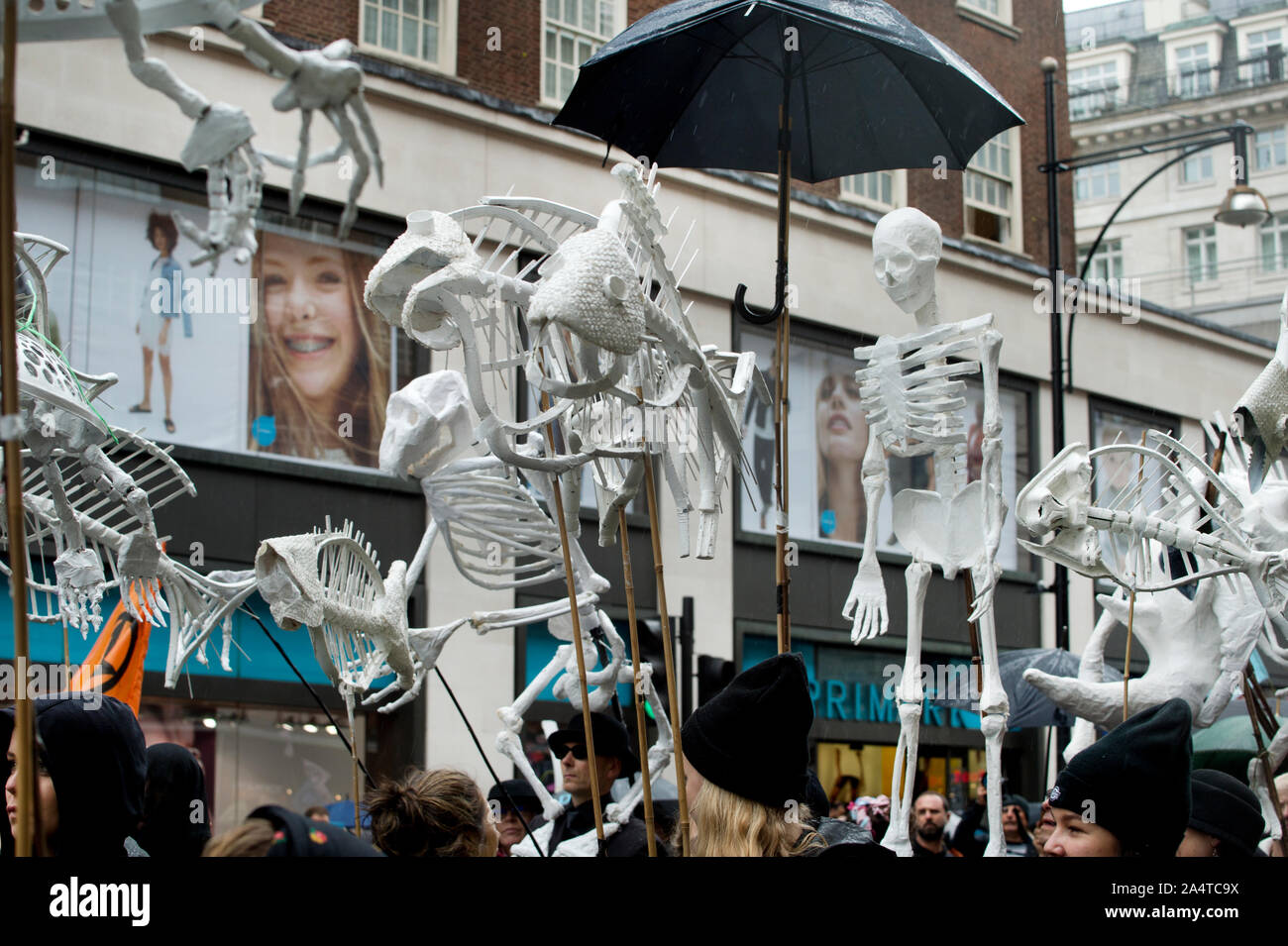 Londres 12 octobre 2019 Rébellion Extinction Marche funèbre de Marble Arch. Des squelettes d'animaux menacés en face de Primark. Banque D'Images