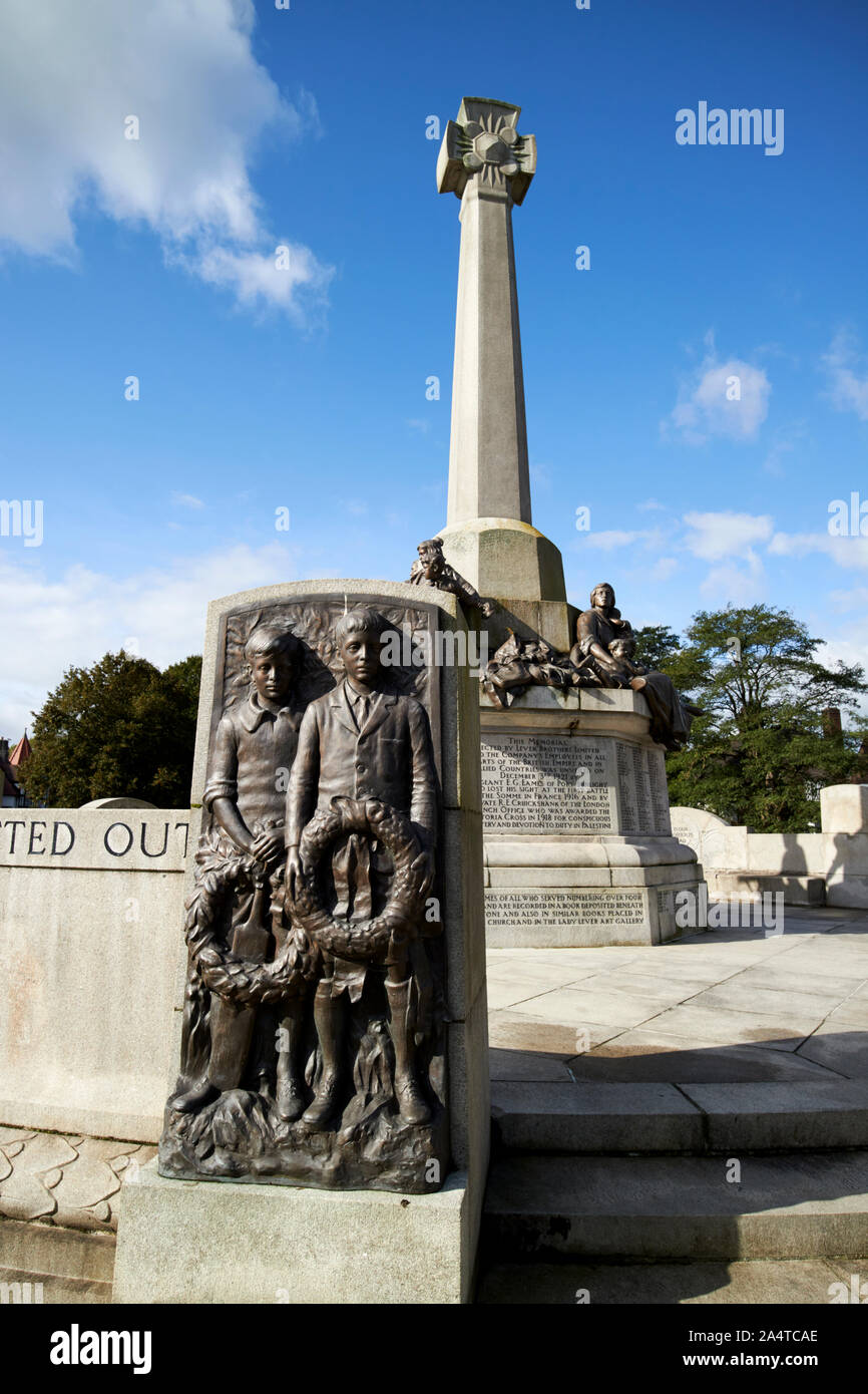 Les jeunes garçons et des guirlandes de bronze plaque sur le monument commémoratif de guerre dans le centre de Port Sunlight England UK Banque D'Images