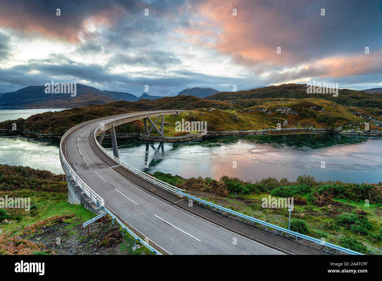 Lever de soleil sur l'automne Kylesku pont dans les montagnes de l'Ecosse et sur la côte nord de l'itinéraire en voiture panoramique 500 Banque D'Images