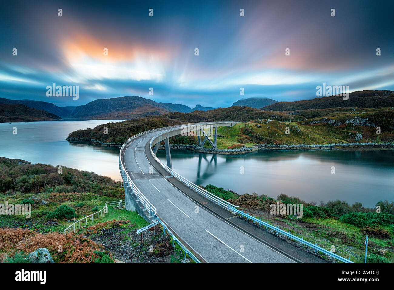 Une longue exposition d'aube sur Kylesku pont dans les Highlands d'Ecosse Banque D'Images