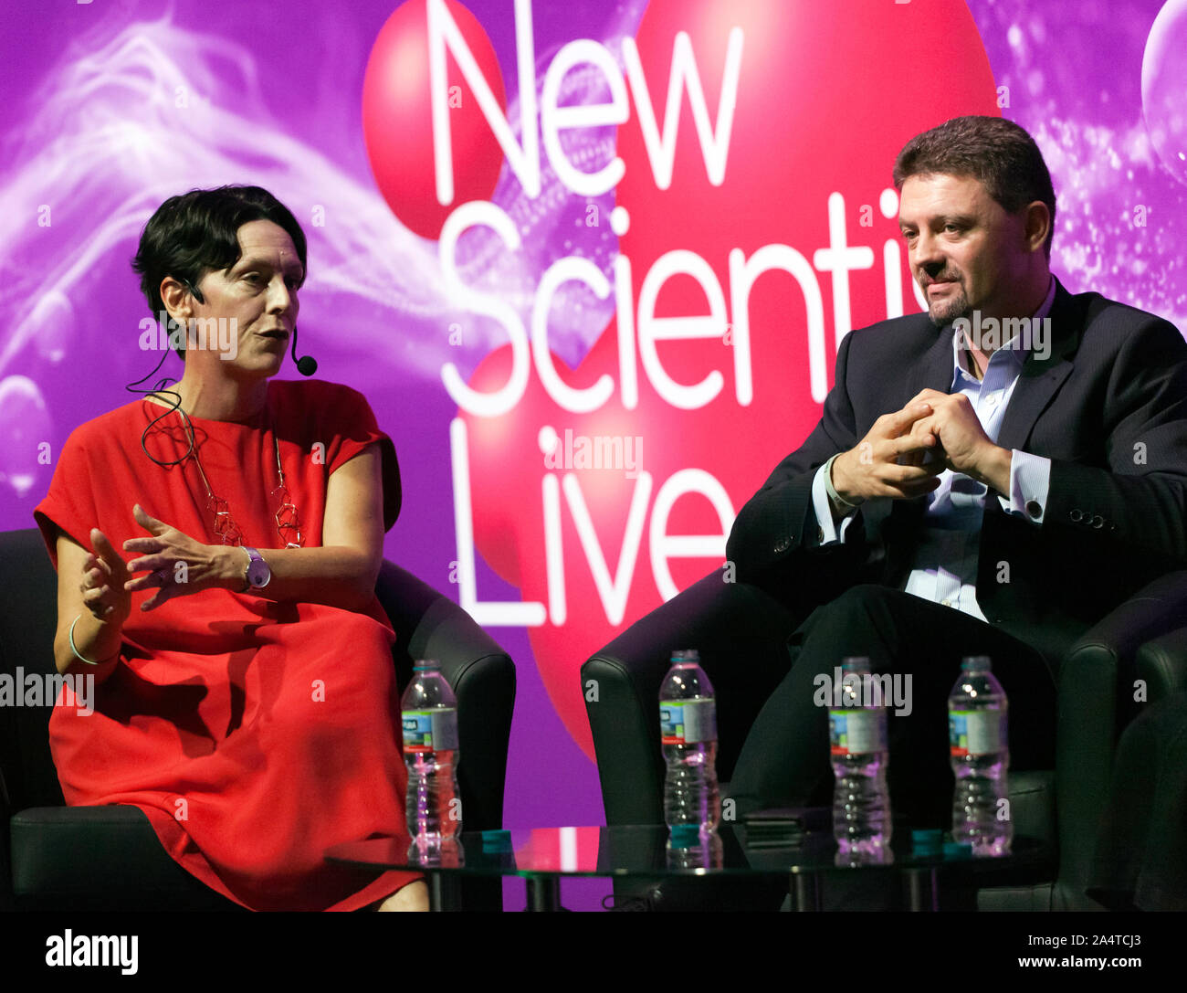 Tara Donnelly, Directeur général, numérique NHSX et Sébastien Ourselin Chef de l'École de génie biomédical et des Sciences de l'imagerie, King's College London, discuter de l'avenir des soins de santé, avec un groupe d'experts de la NHS, sur la scène de l'homme nouveau scientifique Live 2019 Banque D'Images