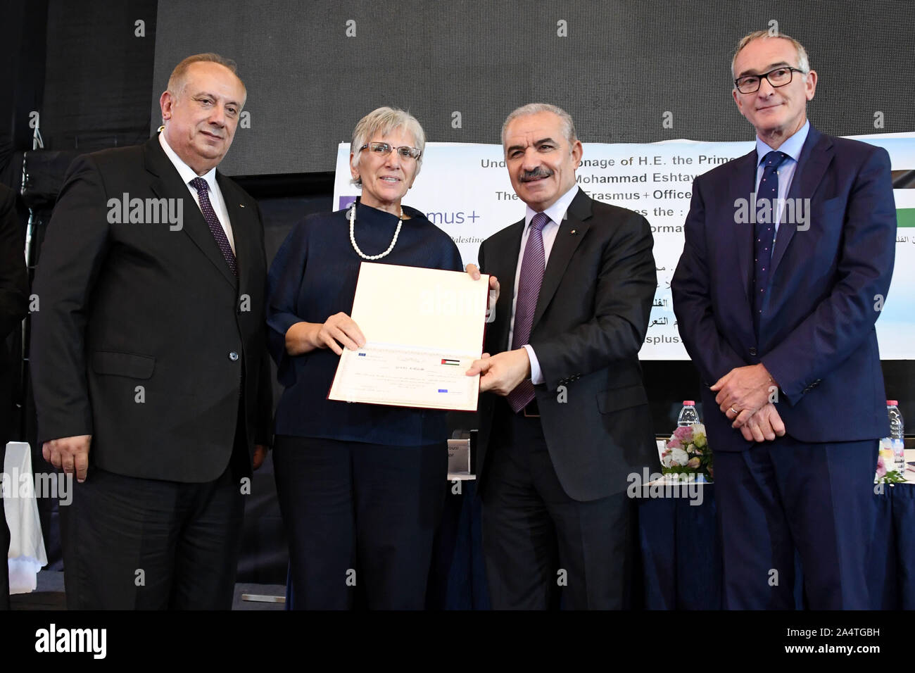 Ramallah, Cisjordanie, territoire palestinien. 16 Oct, 2019. Le Premier Ministre palestinien Mohammad Ishtayeh s'occupe du lancement de l'induction d'événements journée Erasmus ''plus'' de programmes, dans la ville de Ramallah, en Cisjordanie, le 16 octobre 2019 Credit : Premier Ministre Office/APA/Images/fil ZUMA Alamy Live News Banque D'Images