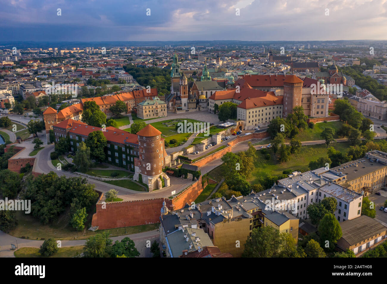 Casle des rois de Pologne sur la colline de Wawel à Cracovie. Ancienne capitale polonaise, vieille ville de matin calme, la montée du soleil de l'été. Banque D'Images