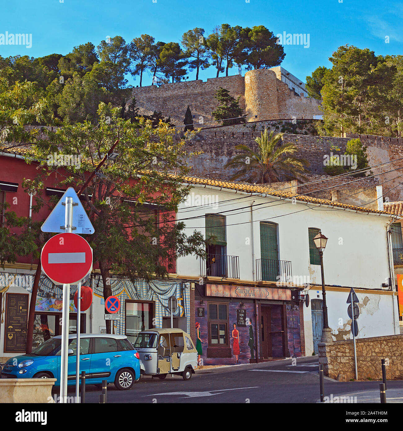 Château de Dénia à Forums Mur street, Costa Blanca, Espagne Banque D'Images