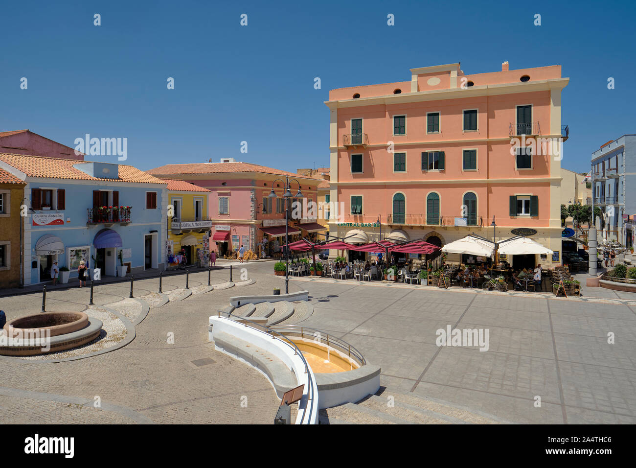 Piazza Vittorio Emanuele I dans la ville de Santa Teresa Gallura, à la pointe nord de la Sardaigne dans la province de Sassari, Italie. Banque D'Images