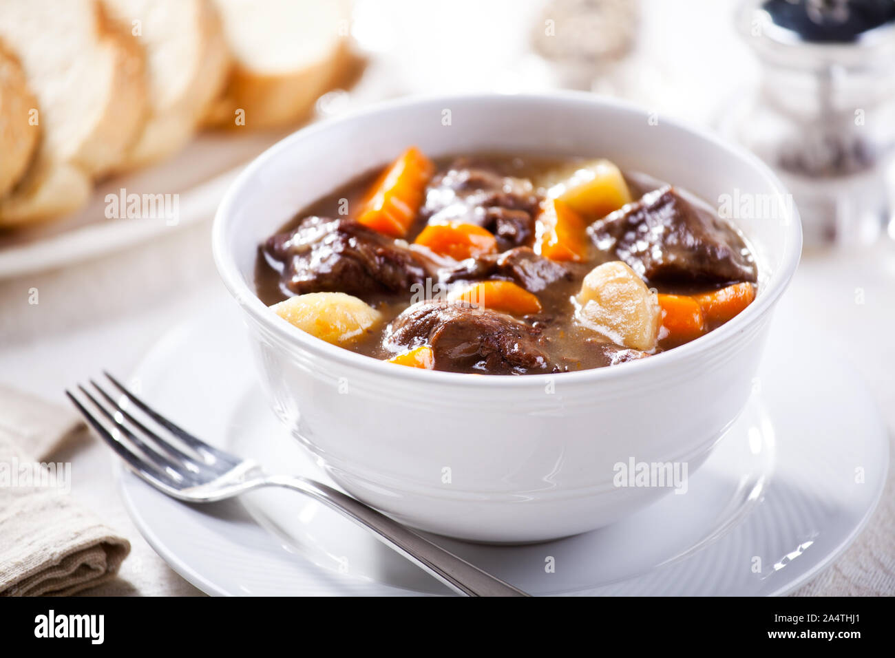 Bol de boeuf bourguignon maison avec des carottes et des pommes de terre Banque D'Images