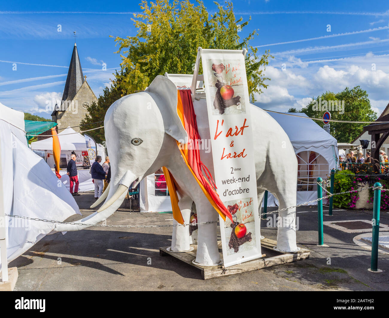 Bébé éléphant blanc sculpture - Le Petit Pressigny, France. Banque D'Images