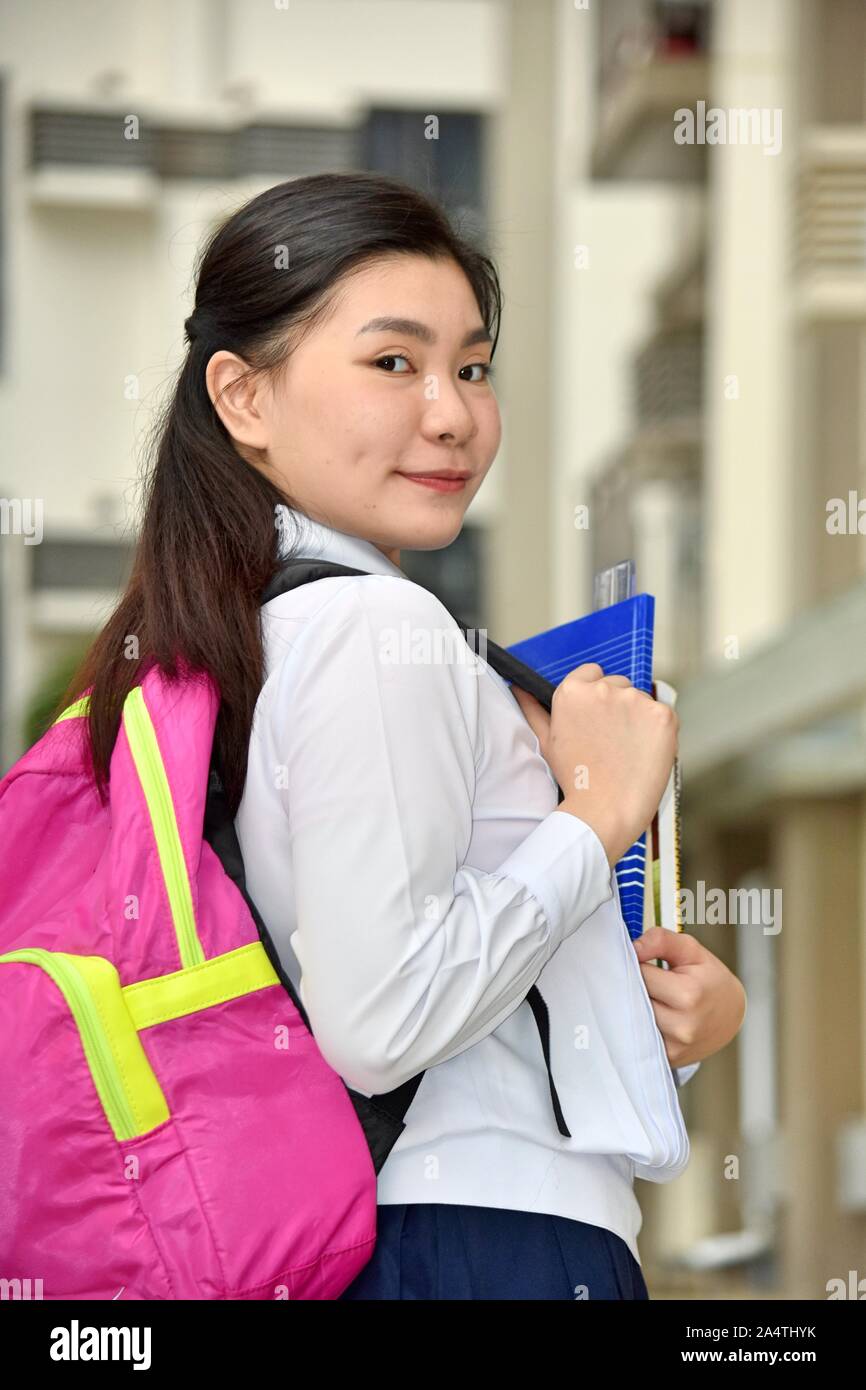 Fille de l'école chinoise adolescent étudiant Posing Banque D'Images