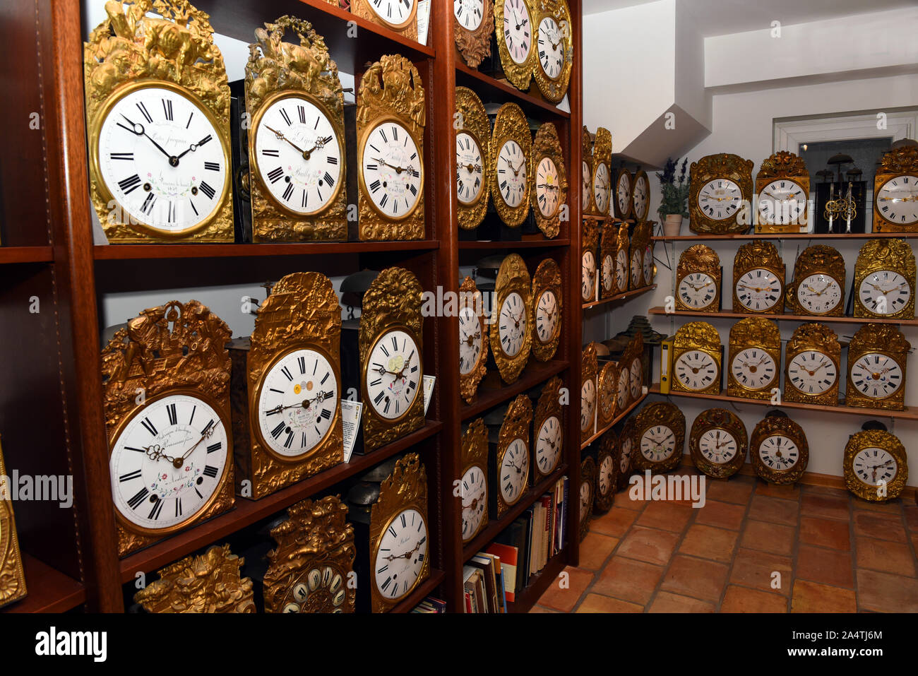 Düsseldorf, Allemagne. 15 Oct, 2019. Comtoise montres sont présentées par maître horloger Deckert à l'Ambroisie Museum, le seul du genre en Allemagne. La Comtoise montre est une horloge à pendule française de la région française de Franche-comte. Credit : Horst Ossinger/dpa/Alamy Live News Banque D'Images