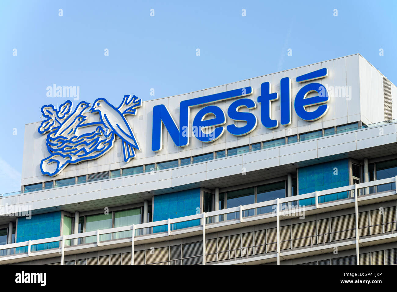 Francfort, Hesse / Allemagne - 17 septembre 2019Logo au siège de Nestlé Deutschland AG Frankfurt Niederrad Banque D'Images