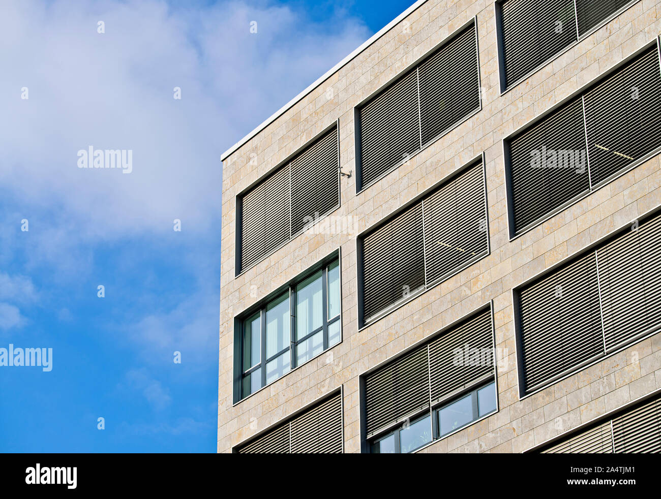 Immeuble à bureaux stores fermés en détail Banque D'Images