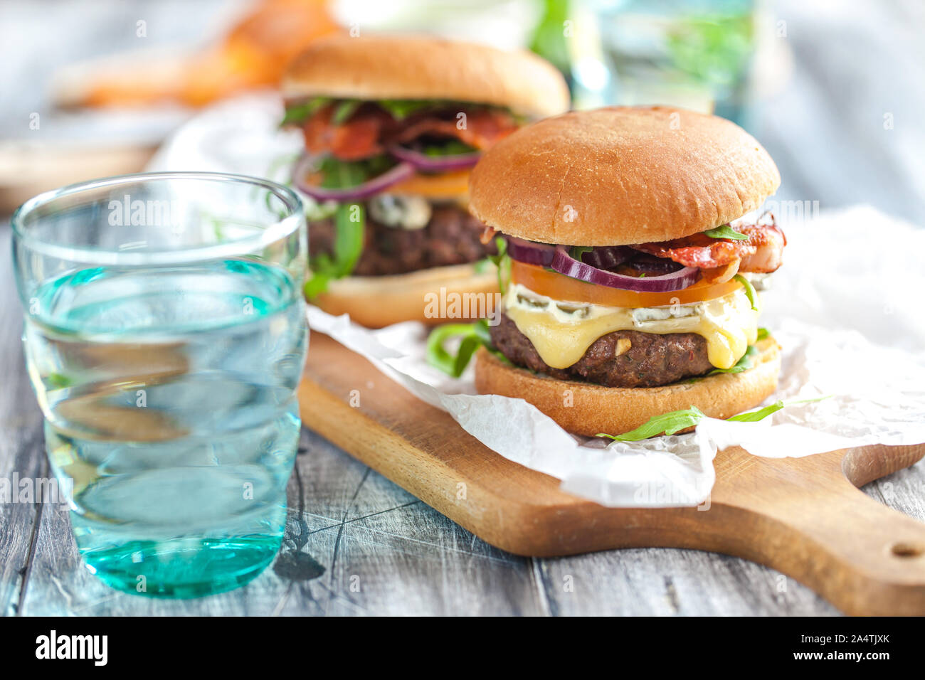 Hamburgers savoureux faits maison avec du fromage et pesto Banque D'Images