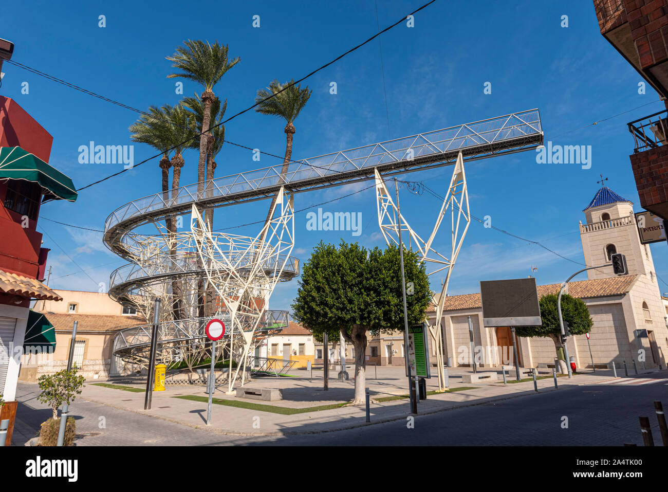 Plaza del Leon, Daya Vieja, Alicante, Espagne. Point de vue de spirale structure conçue pour protéger les 150 ans de palmiers sur la place de la ville Banque D'Images