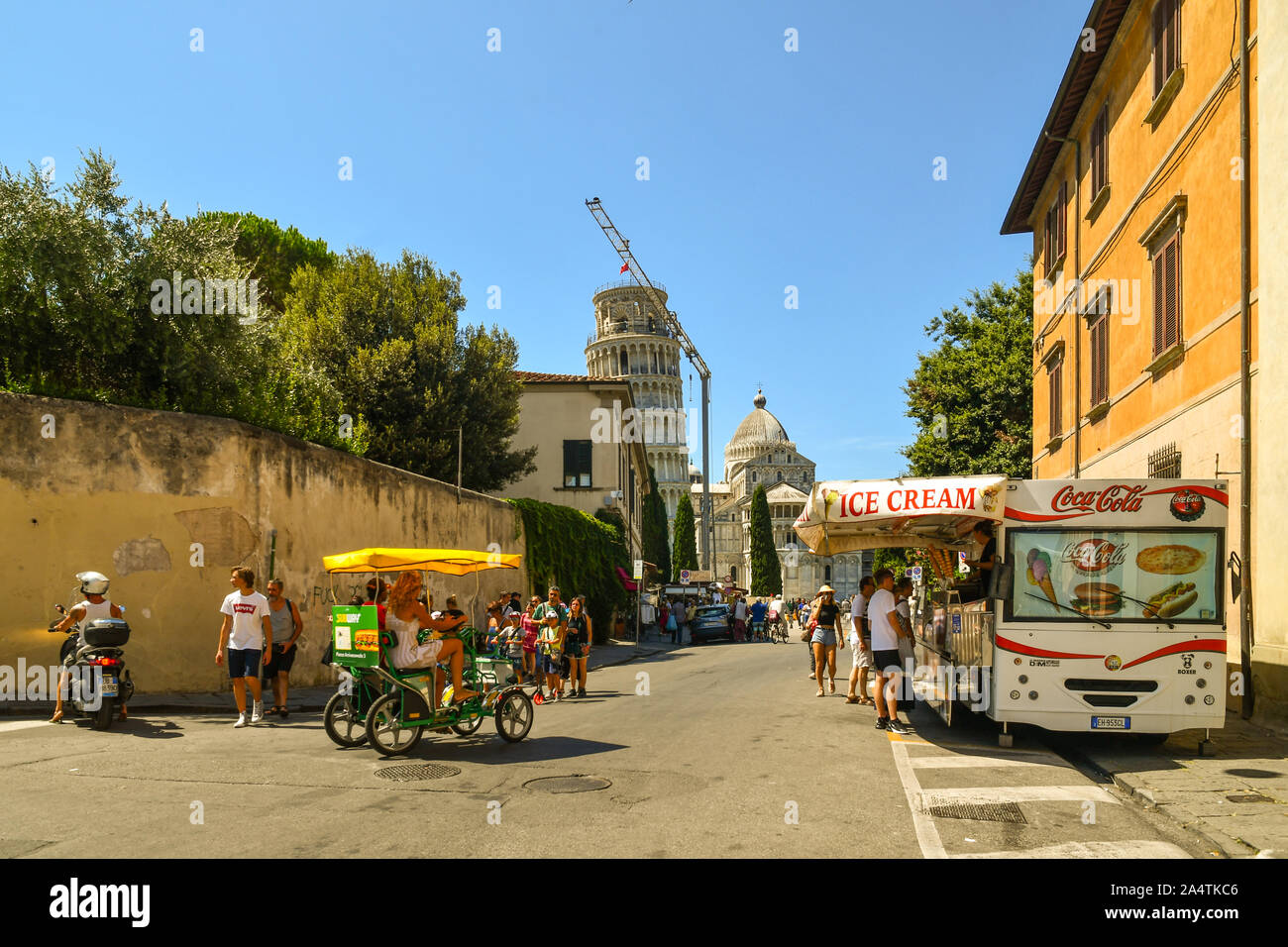 Un camion alimentaire vendre des glaces, des pizzas et des boissons froides dans une rue de Pise avec la célèbre tour penchée dans une journée ensoleillée, Toscane, Italie Banque D'Images
