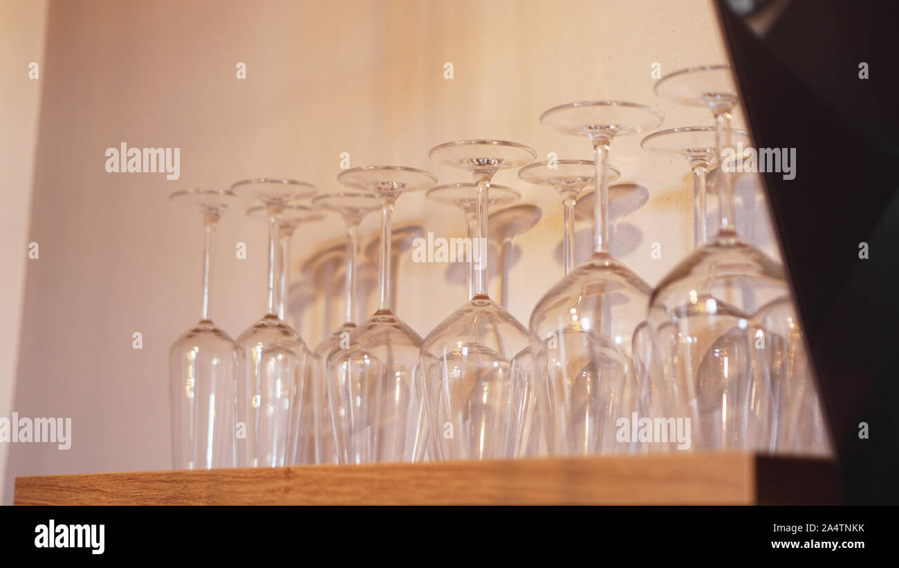 Beaucoup de verres de vin sur étagère. Verres à vin vide Banque D'Images