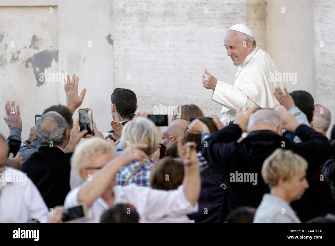 Cité du Vatican, Vatican. 16 octobre, 2019. Pape Francis dirige l'audience générale hebdomadaire sur la Place Saint Pierre. Credit : Giuseppe Ciccia/Alamy Live News Banque D'Images Cité du Vatican, Vatican. 16 octobre, 2019. Pape Francis dirige l'audience générale hebdomadaire sur la Place Saint Pierre. Credit : Giuseppe Ciccia/Alamy Live News Banque D'Images