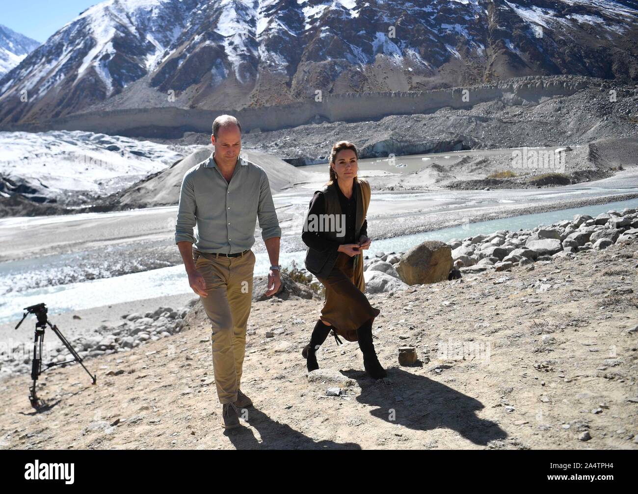 William de la Grande-Bretagne (L) et Catherine (R), duc et duchesse de Cambridge visiter le Chiatibo glacier dans l'Hindu Kush chaîne de montagnes dans le district de Chitral Province Khyber-Pakhunkwa Octo​ber au Pakistan, 16, 2019. Ils ont parlé avec une un expert sur la façon dont le changement climatique affecte les paysages glaciaires. La Cambridge's se lancent dans une tournée royale au Pakistan, du 14 - 18 octobre 2019 Banque D'Images
