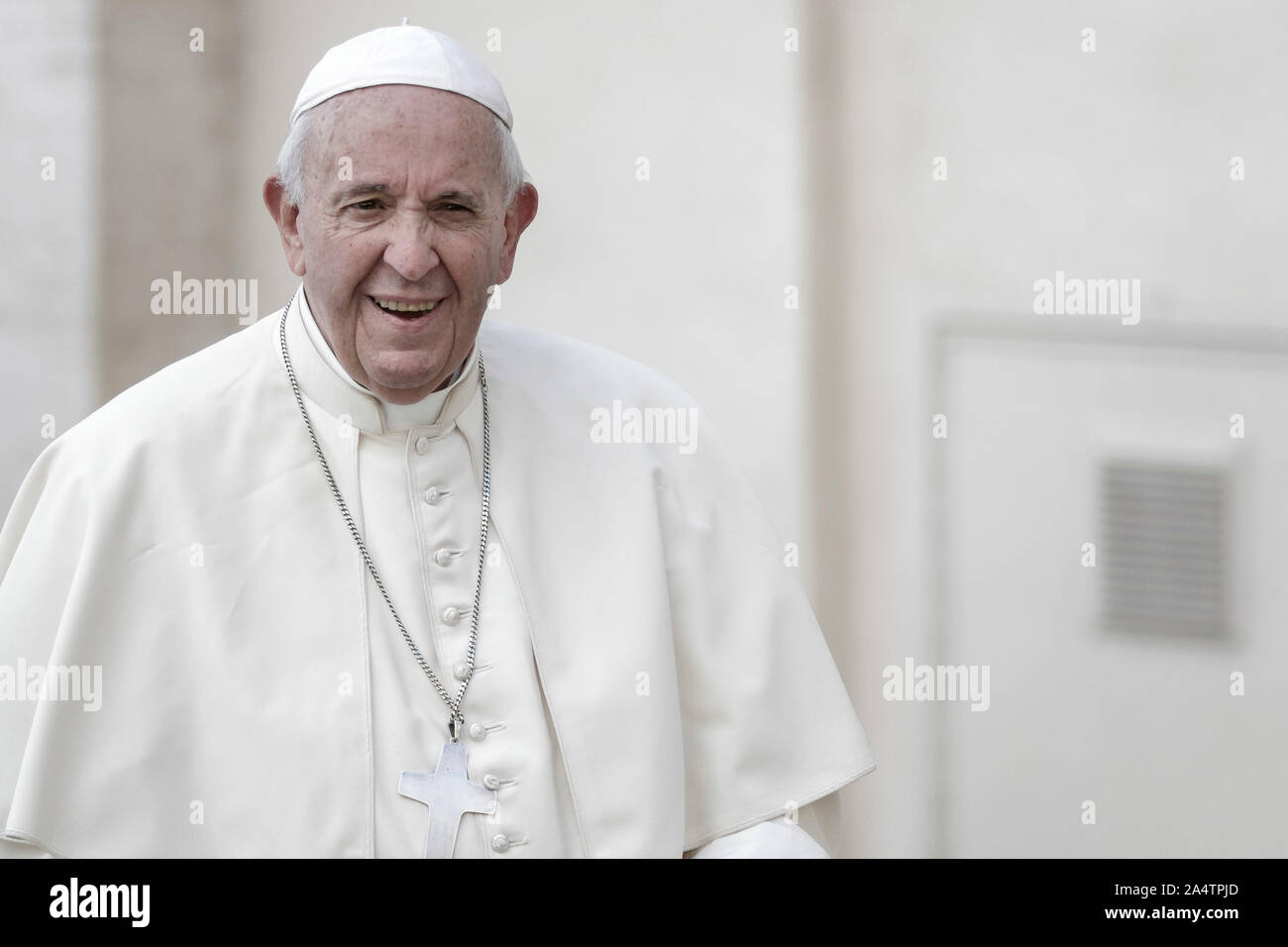 Cité du Vatican, Vatican. 16 octobre, 2019. Pape Francis dirige l'audience générale hebdomadaire sur la Place Saint Pierre. Credit : Giuseppe Ciccia/Alamy Live News Banque D'Images Cité du Vatican, Vatican. 16 octobre, 2019. Pape Francis dirige l'audience générale hebdomadaire sur la Place Saint Pierre. Credit : Giuseppe Ciccia/Alamy Live News Banque D'Images