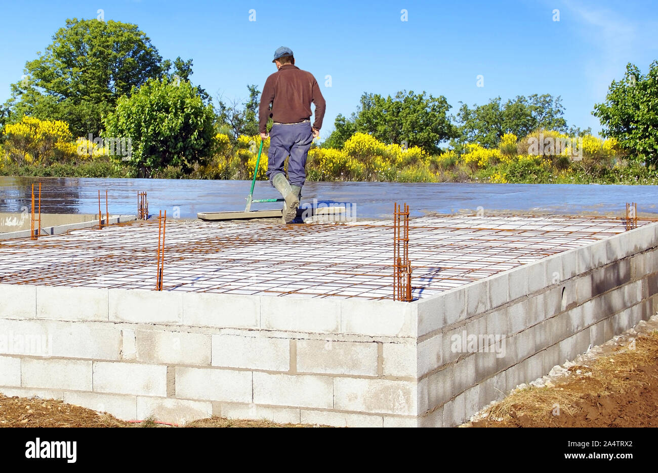 La distribution de béton pour la réalisation de l'étage d'une maison en construction. Banque D'Images